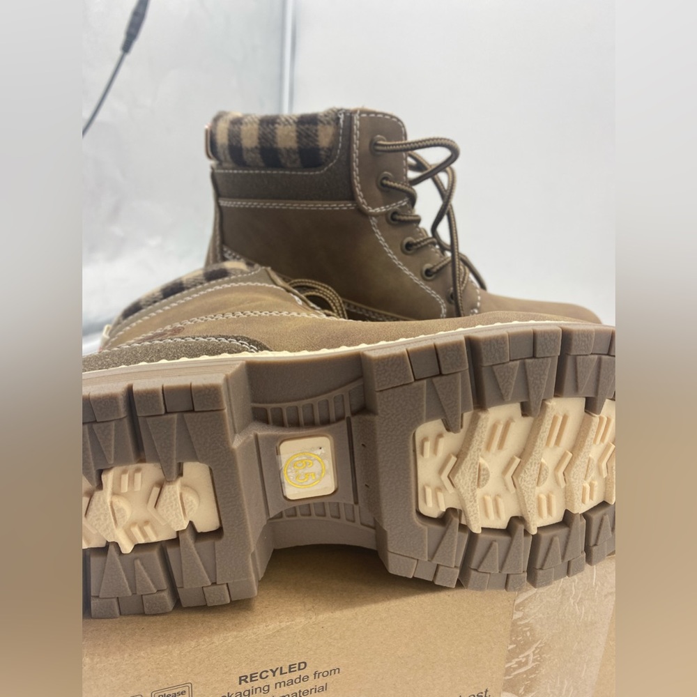Woman’s hiking snow winter boots, new no box , thermoplastic sole , comfy - Picture 2 of 4